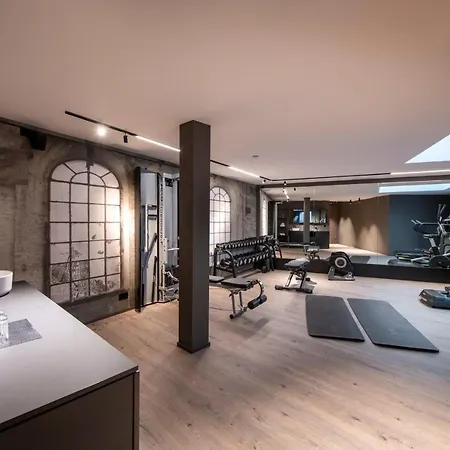 B Five Luxury Апартаменти